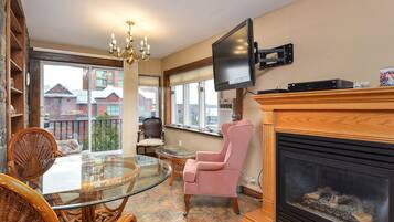 301: The Penthouse West : The Romeo & Juliet Suite | Aire de séjour | Téléviseur à DEL de 50 po avec télévision numérique, téléviseur