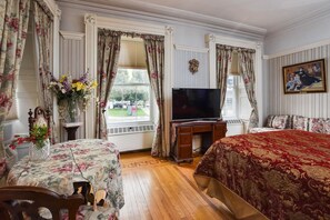 100: The Parlour | Premium bedding, pillow-top beds, individually decorated - The Noble Suites (Brockville)