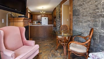 301: The Penthouse West : The Romeo & Juliet Suite | Dineren in de kamer
