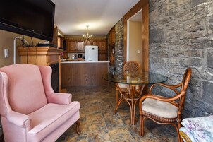 301: The Penthouse West : The Romeo & Juliet Suite | In-room dining