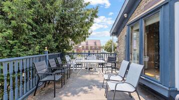 Suite 35B The Paramour's Lair | ํ
๋ผ์ค/ํํฐ์ค