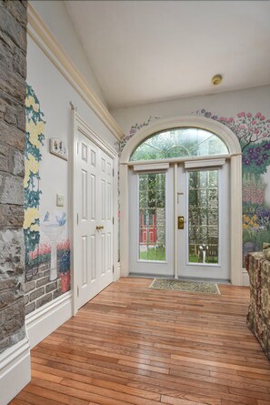 102 : The Garden Suite | 2 多间卧室、高档床上用品、隔音、熨斗/熨衣板