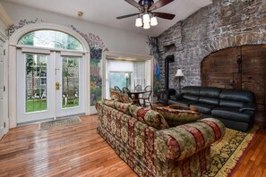 102 : The Garden Suite | Premium bedding, soundproofing, iron/ironing board, free WiFi - The Noble Suites (Brockville)