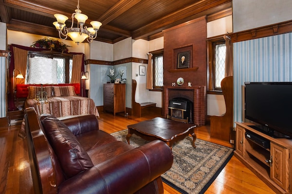 101 : The Judges Chambers | Living area | 50-inch LED TV with digital channels, TV