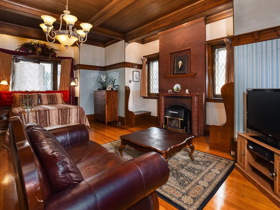 101 : The Judges Chambers | Vardagsrum | 50-tums LED-tv med digitalkanaler och tv