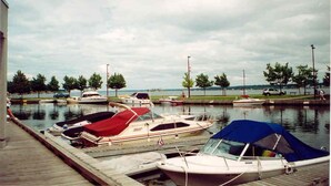 Ein Yachthafen mit mehreren Booten, die an Holzstegen festgemacht sind.