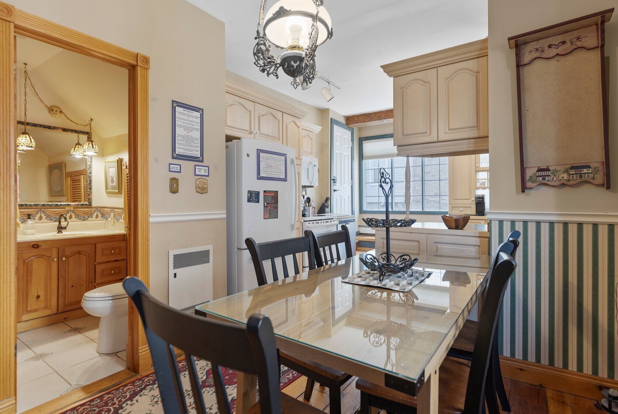 Suite 35A : The V.I.P. Guest Suite | Essbereich im Zimmer