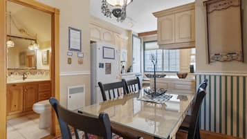 Suite 35A : The V.I.P. Guest Suite | Essbereich im Zimmer