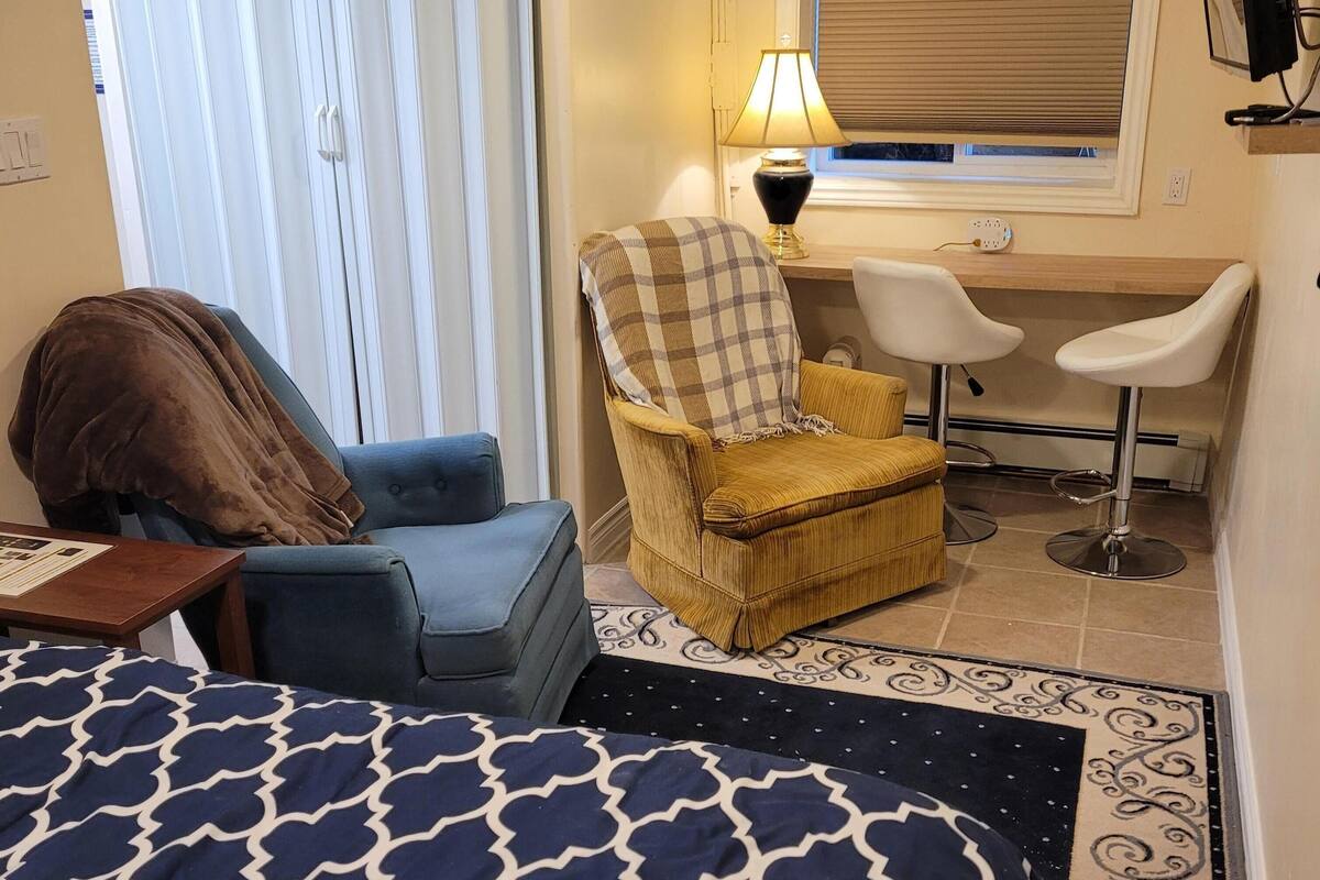 The Butler's Quarters - Semi-Basement Suite | 高級寢具、舒適加層、隔音、熨斗/熨衣板