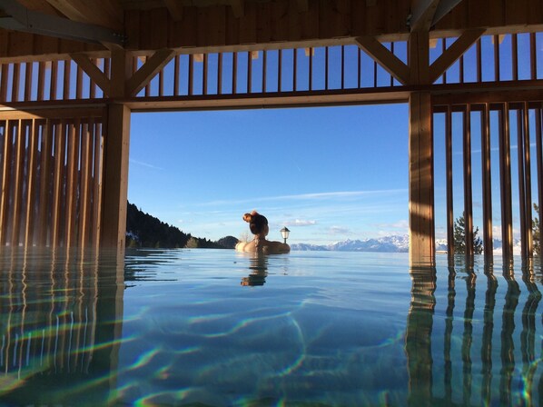 Indoor pool, pool umbrellas, pool loungers - Berghotel Jochgrimm - Your hoome in the Dolomites (Aldino)