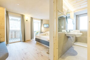 Junior suite, 1 slaapkamer, veranda, uitzicht op bergen | Hypoallergeen beddengoed, donsdekens, een minibar, een kluis op de kamer