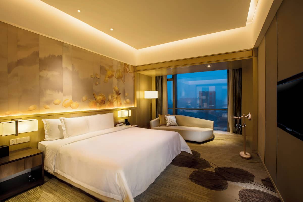 Standard Room | In-room safe, desk, laptop workspace, blackout drapes