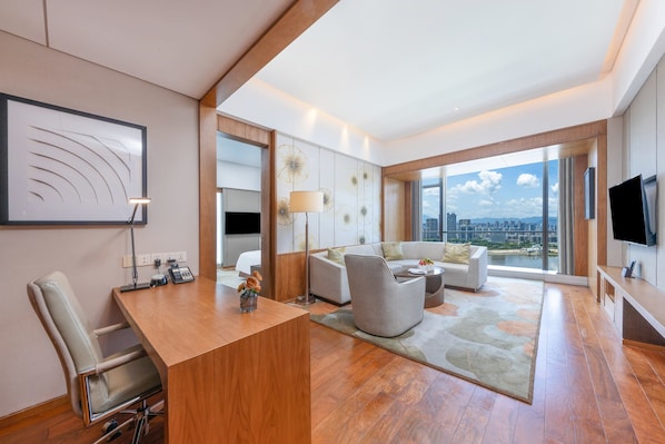 Suite, 1 Bedroom, Club Lounge Access, River View (Club Lounge Access) | In-room safe, desk, laptop workspace, blackout drapes