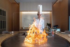 3 restaurantes; se sirve desayuno, almuerzo y cena; cocina internacional