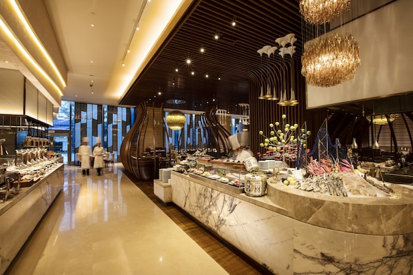 3 restaurants, breakfast, lunch, dinner served; international cuisine
