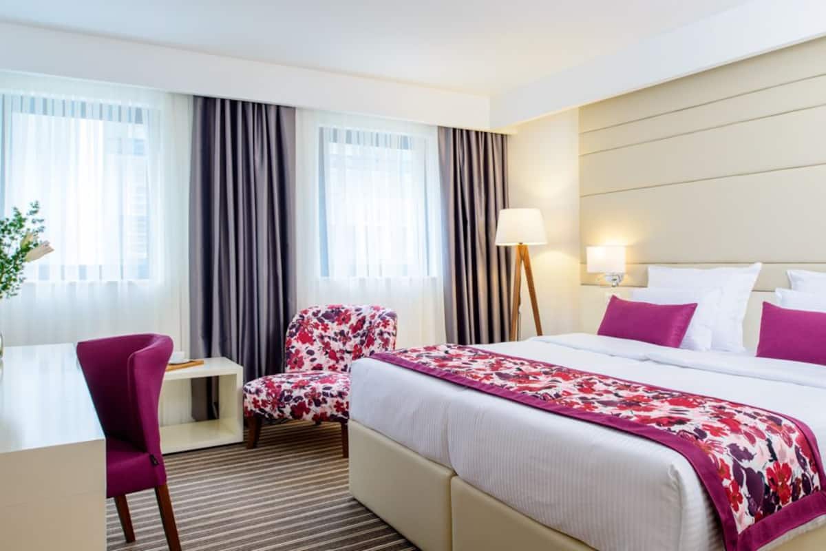 Kamar Double Basic untuk 1 Orang, 1 Tempat Tidur Double | Seprai premium, minibar, brankas, dan meja kerja