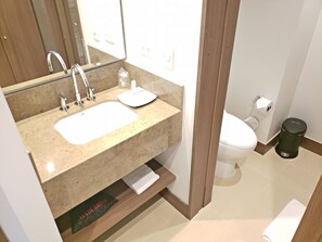 Chambre, 2 lits une place | Salle de bain