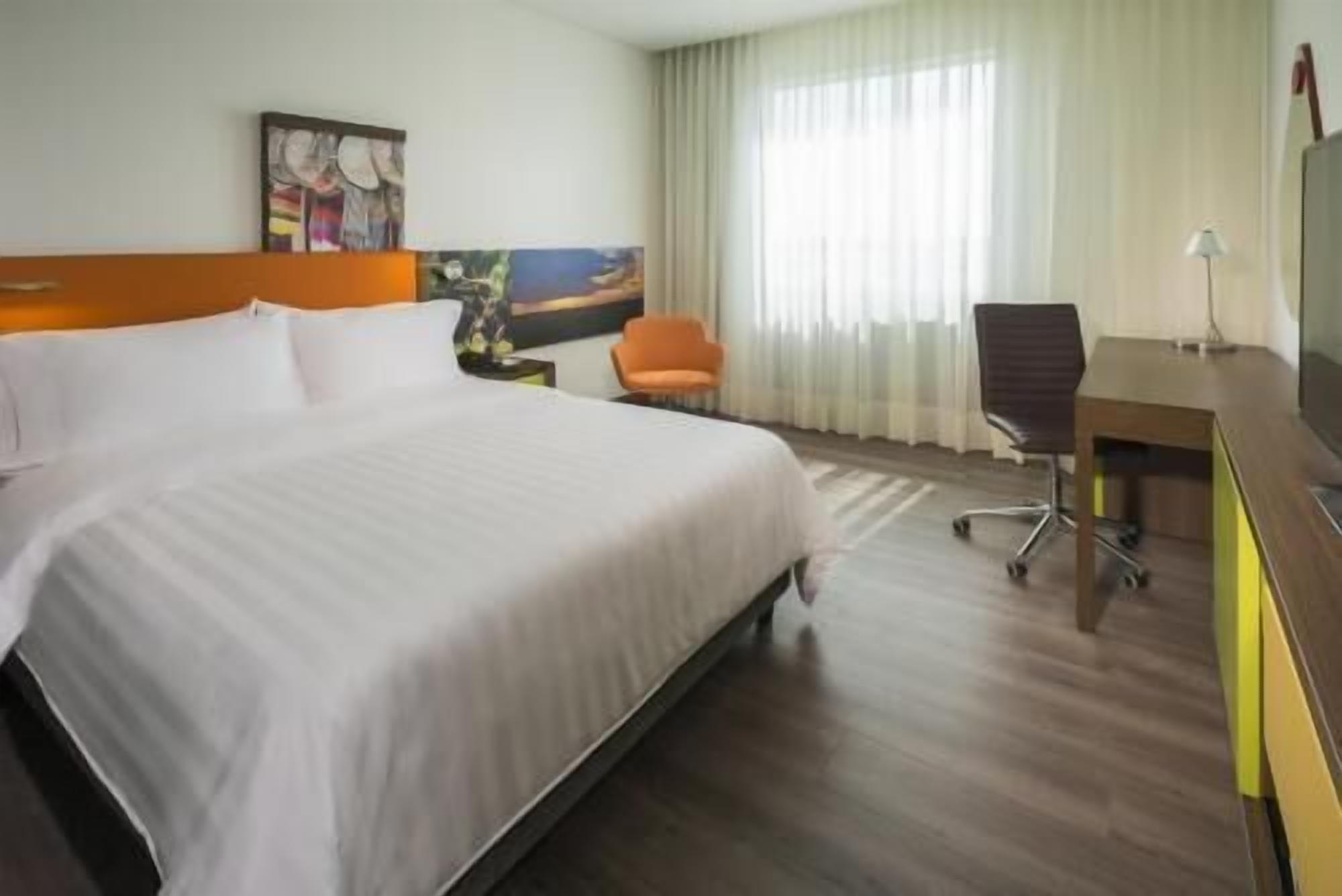 Seprai antialergi, brankas, meja kerja, dan ruang kerja ramah laptop