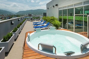 Bain à remous extérieur