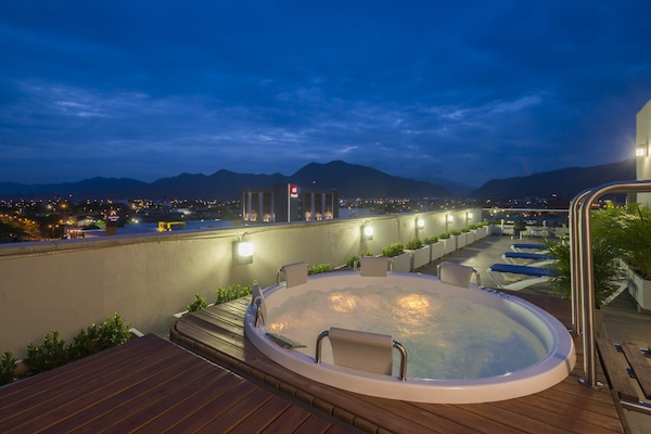 Tina de hidromasaje al aire libre