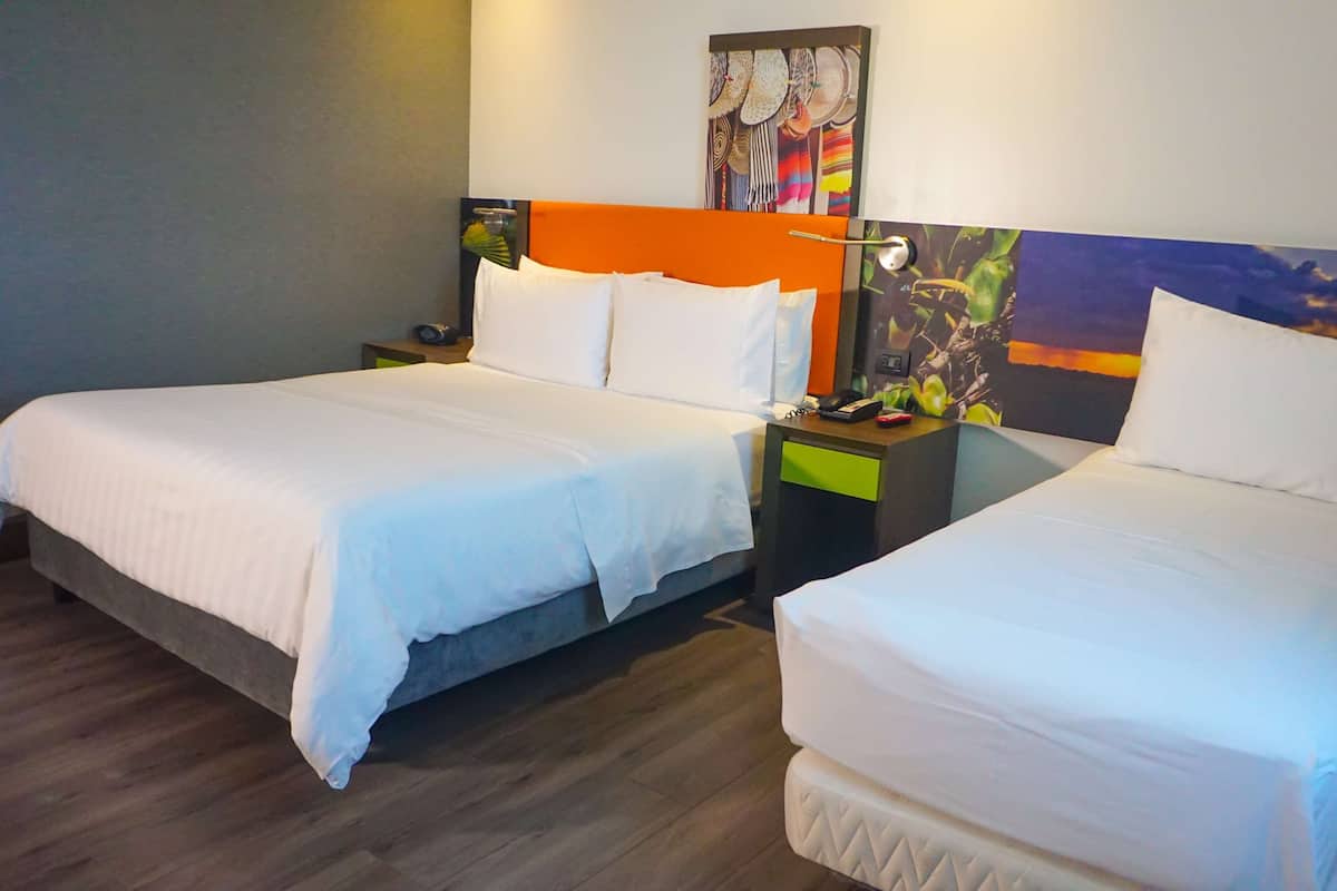 Ropa de cama hipoalergénica y caja de seguridad en la habitación