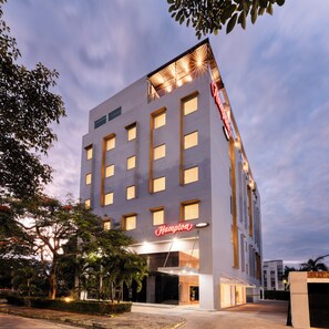 Depan hartanah - siang/malam