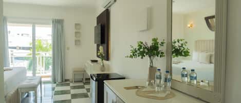 Edredón, caja de seguridad en la habitación y decoración personalizada