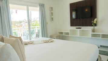 Down duvets, in-room safe, individually decorated, desk