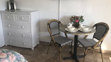 舒适客房, 2 张大床, 简易厨房 | 免费 WiFi、床单