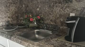 舒适客房, 2 张双人床, 简易厨房 | 私人简易厨房 | 大冰箱、微波炉、茶具/咖啡用具