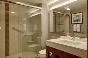 Designer-Toilettenartikel, Haartrockner, Handtücher