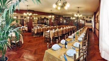 Lunch och middag serveras, njut av de goda smakerna från lokala rätter.