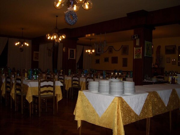 DĂźner et souper servis sur place, cuisine locale
