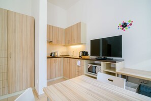 Studio | Private kitchenette | Fridge, microwave, oven, stovetop