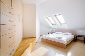 Apartamento básico, 2 quartos | Escrivaninha, Wi-Fi de cortesia, roupa de cama