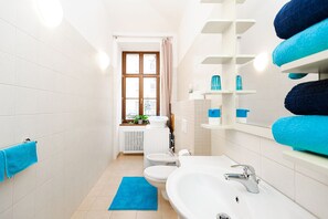 Ducha, artículos de tocador gratuitos, secador de pelo, bidet