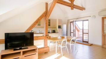 Loft, 2 quartos | Área de estar | TV de plasma