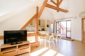 Loft, 2 quartos | Área de estar | TV de plasma