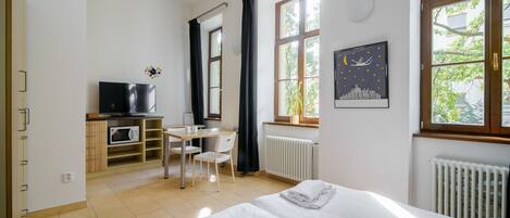 Estudio | Escritorio, wifi gratis, ropa de cama