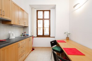 Standard Studio, 1 King Bed, Kitchen, Corner | Private kitchen | Fridge, microwave, oven, stovetop