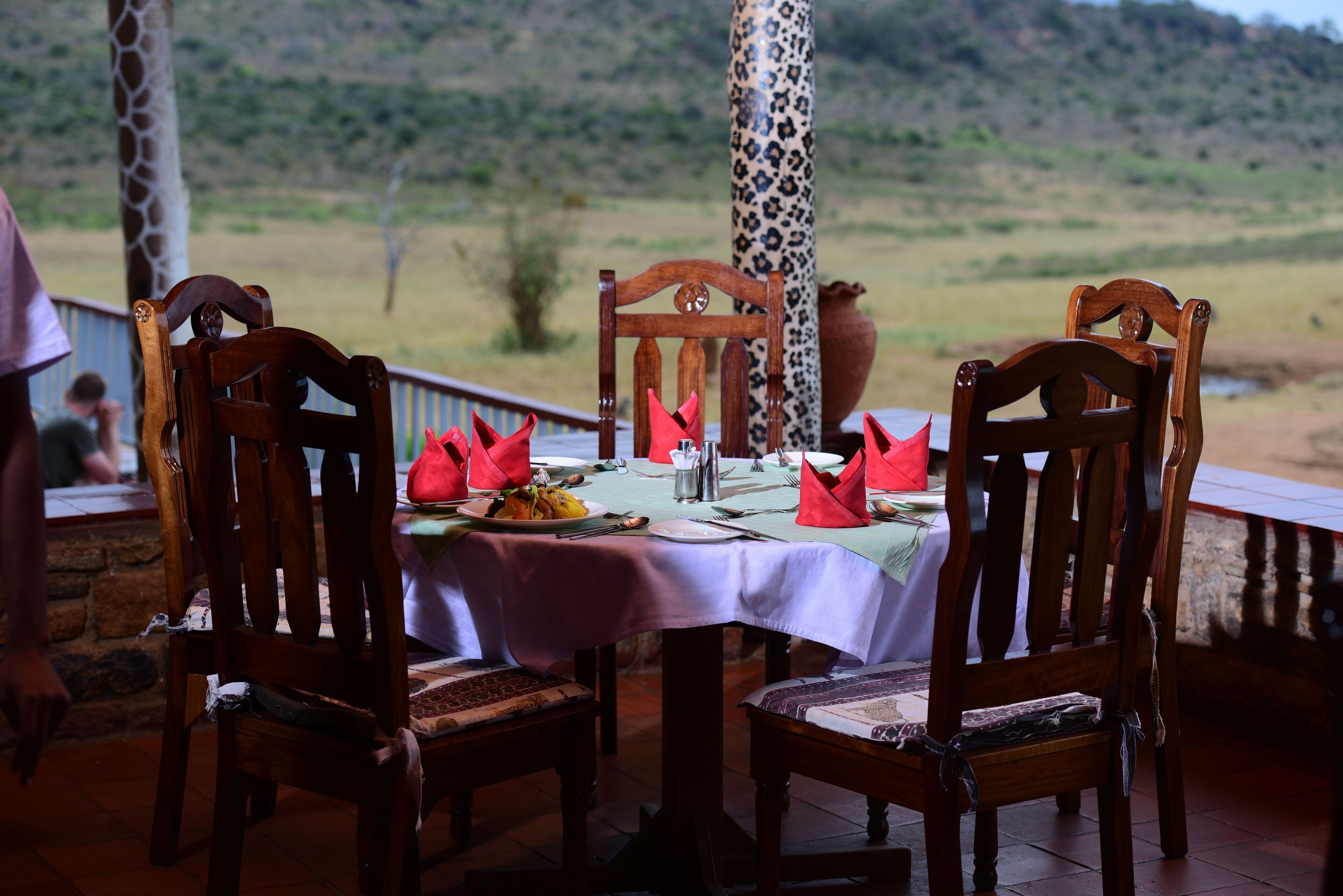 Breakfast and lunch served, international cuisine