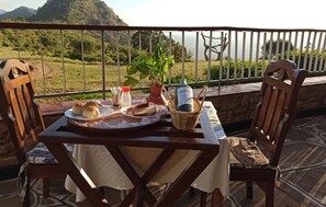 Breakfast and lunch served, international cuisine