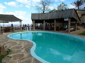Outdoor pool - Ngulia Safari Lodge (Tsavo)
