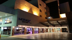 Un edificio moderno con un letrero que dice "MORAO TAVAS BAR".