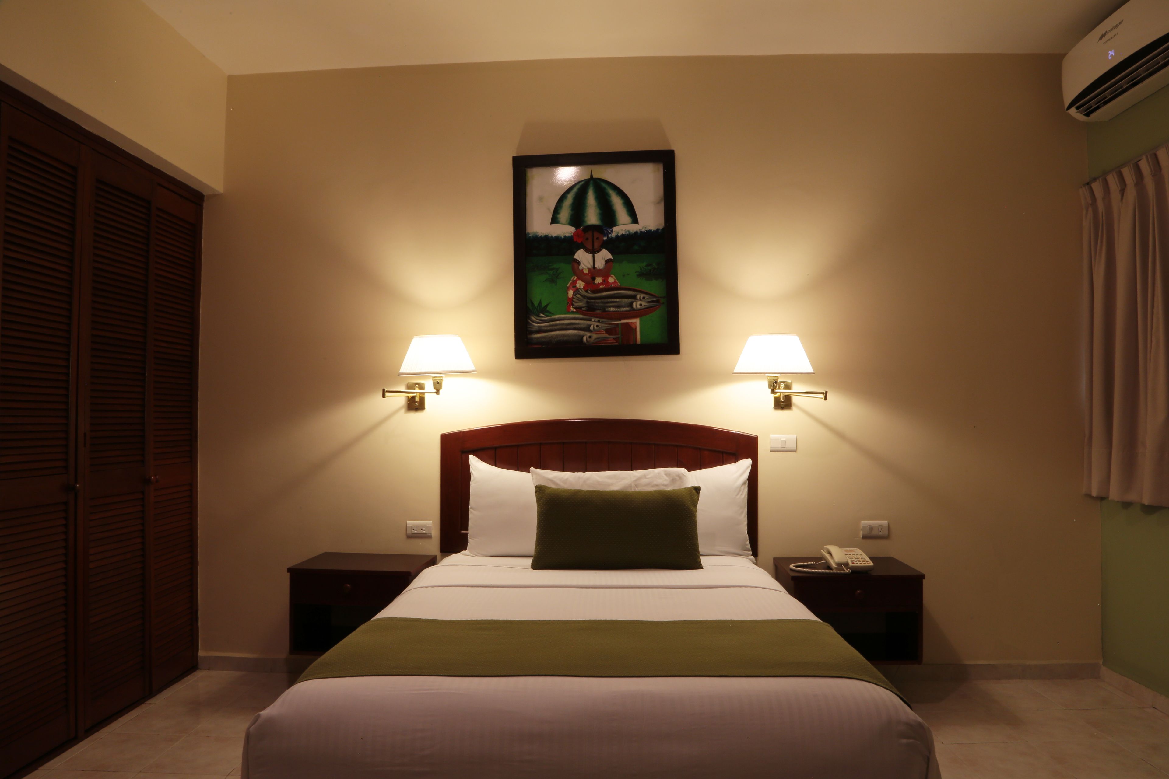 single room | premium bedding, in-room safe, desk, iron/ironing board