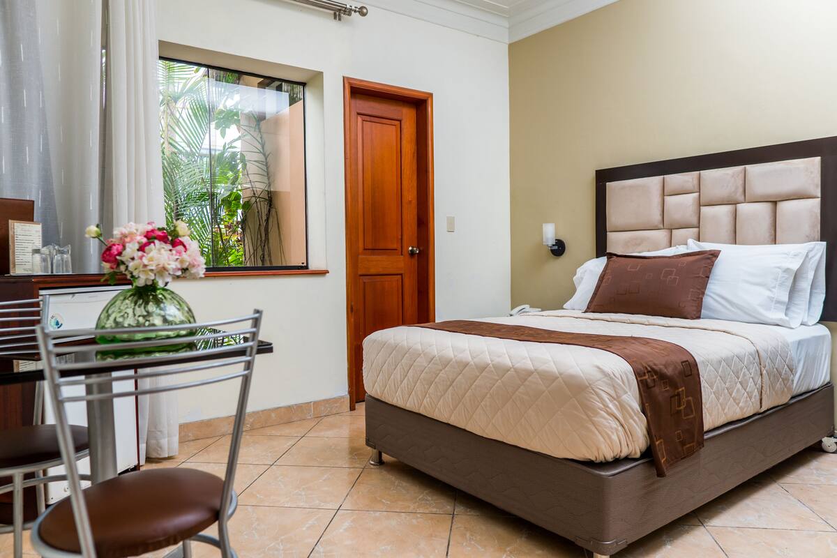 Quarto casal | Frigobar, cofres nos quartos, escrivaninha, Wi-Fi de cortesia