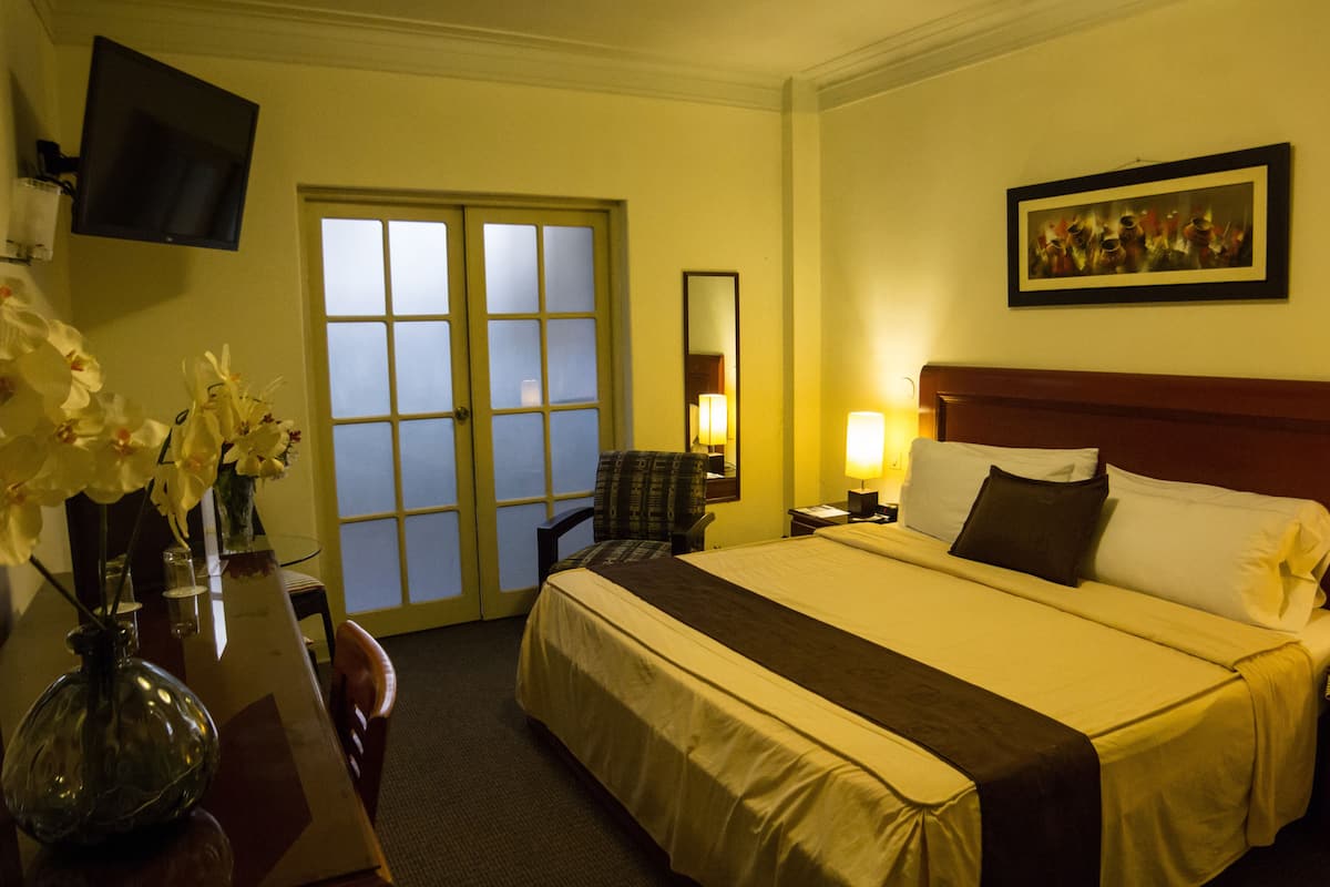 Suíte premium, 1 cama King, banheira de hidromassagem | Frigobar, cofres nos quartos, escrivaninha, Wi-Fi de cortesia