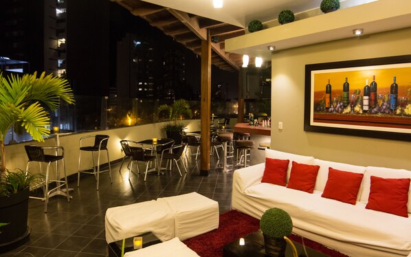 Flat-screen TV - El Faro Inn (Lima)