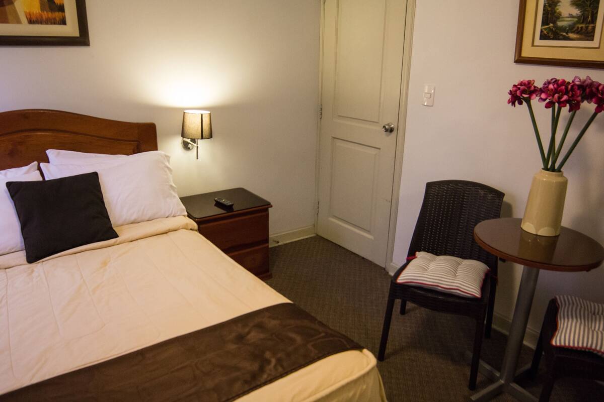 Quarto solteiro | Frigobar, cofres nos quartos, escrivaninha, Wi-Fi de cortesia