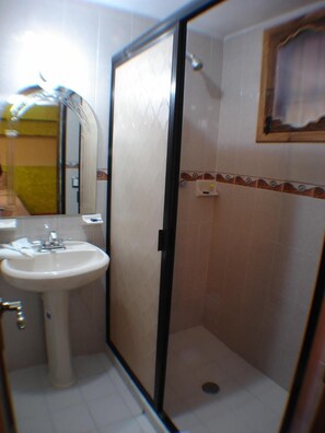浴室 | 淋浴设施、免费洗浴用品、吹风机
